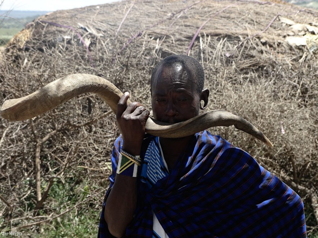 Příjezd do Ngorongoro a první setkání s Masaji