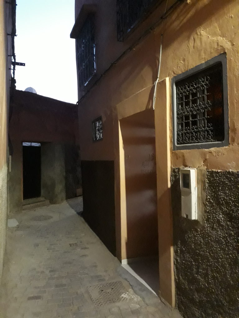 Křivolakou uličkou do marrákešského hostelu