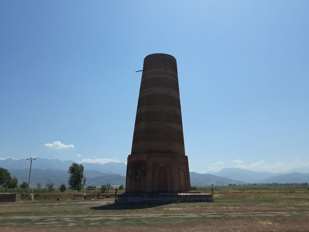 Slavná kyrgyzská věž Burana a burani 