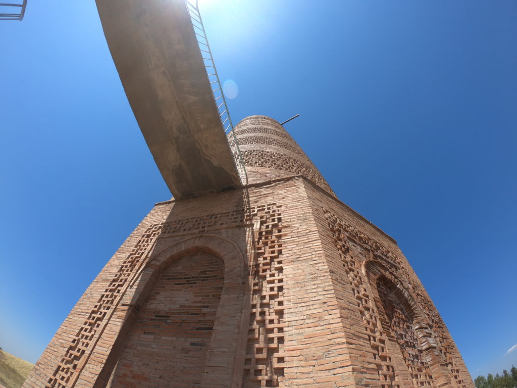 Slavná kyrgyzská věž Burana a burani 