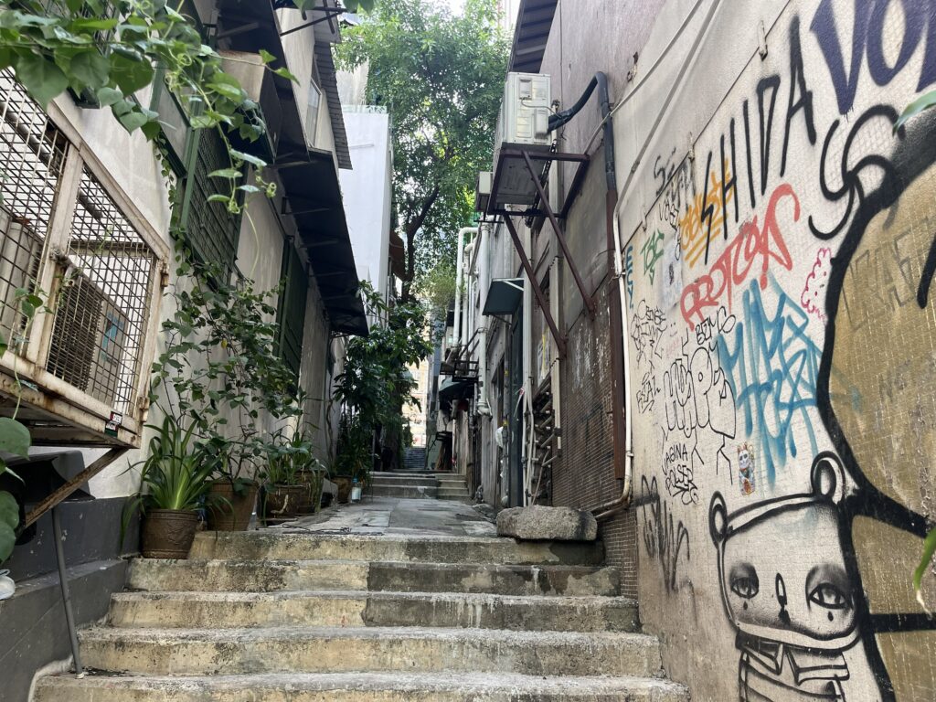 Úzké uličky Hong Kongu.